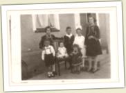 (8/14): 1 komunia w. Jochana i Hildegerdy Wittek w towarzystwie pozostaego rodzestwa- wiosna 1941r.