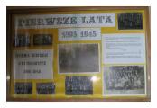 (20/22): Tablica pamitkowa zawierajca pamitki dotyczce szkoy z lat 1895-1945